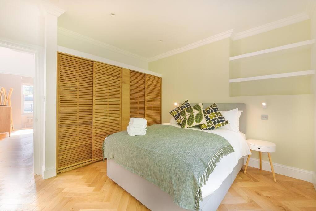 Stunning Two Bed Apartment Rh8 London Exterior photo