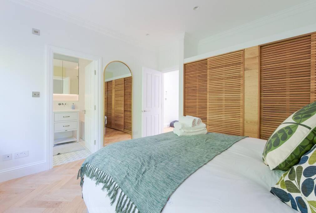 Stunning Two Bed Apartment Rh8 London Exterior photo